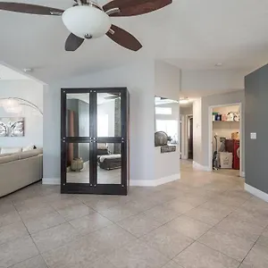 Modern Home! Pool & Jacuzzi Holiday home Las Vegas